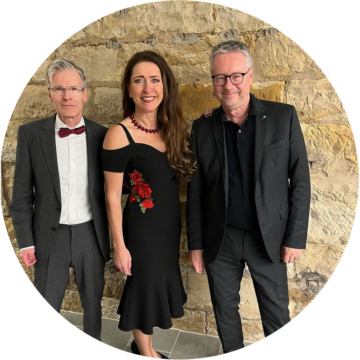 ©B.Pickert Eleonore Hochmuth, Chris Geisler, Dr. Manfred Menzel stehen schwarz gekleidet im Gok´schen Keller vor einer Wand.